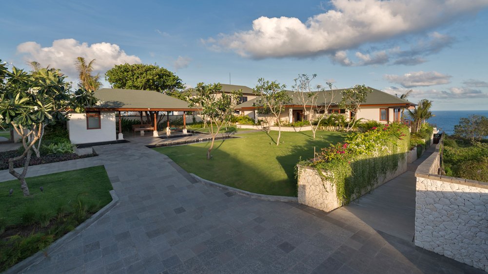 Pandawa Cliff Estate - Villa Rose - Front garden